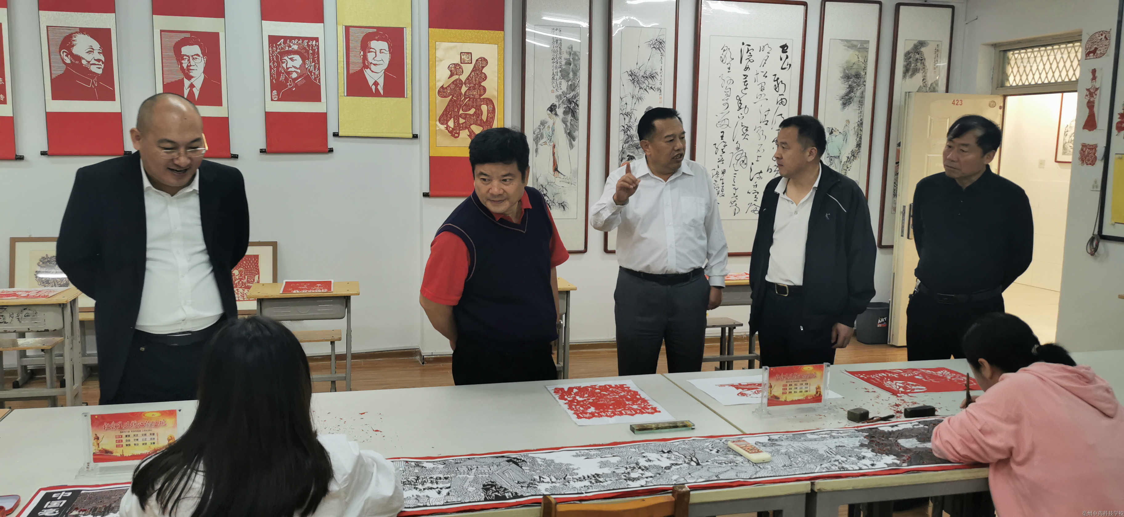方乃纯调研亳州中药科技学校.png
